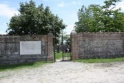 Le porte del cimitero Casaglia oggi